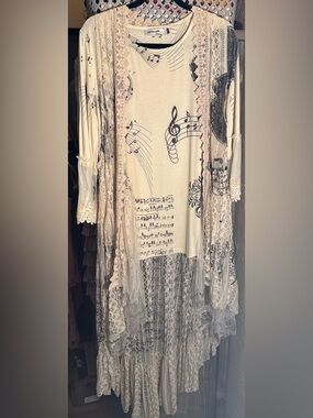 Origami cream top with lace sleeves with Music-Print with lace vest overlay
